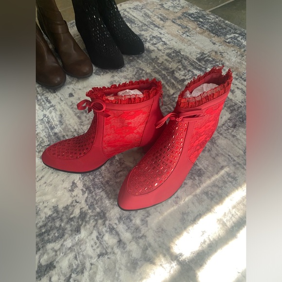 Red boots - Picture 3 of 4